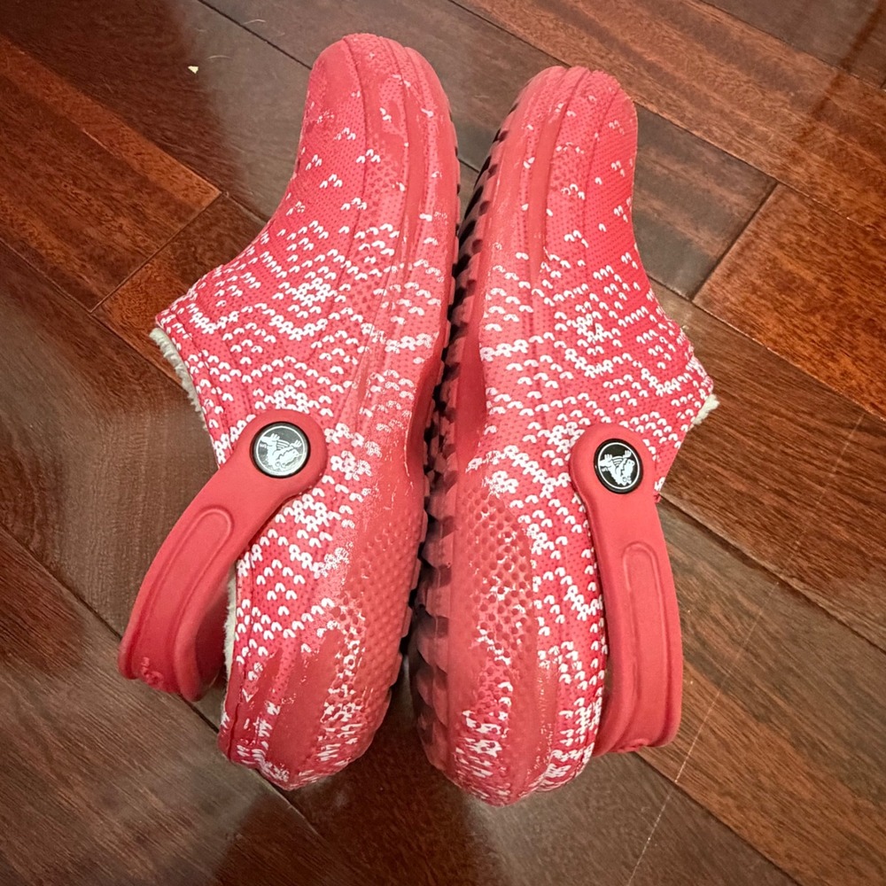 Crocs Classic Fuzz Lined Clogs Womens Red White Knit Print Dual Comfort Shoes - Picture 6 of 10